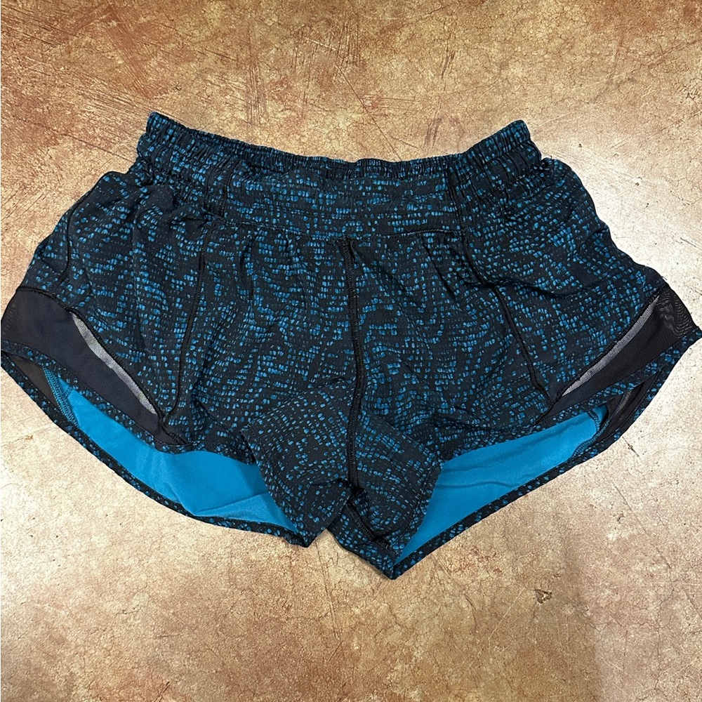 Lululemon Hotty Hot Shorts, size 4 2.5 inch